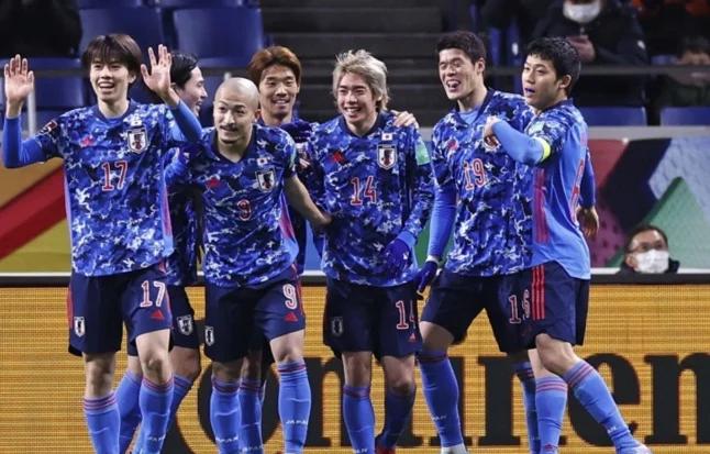 包含领先优势明显首场状态出色，日本队观众沸腾！，阿扎伦卡重返赛场气势如虹延续的词条